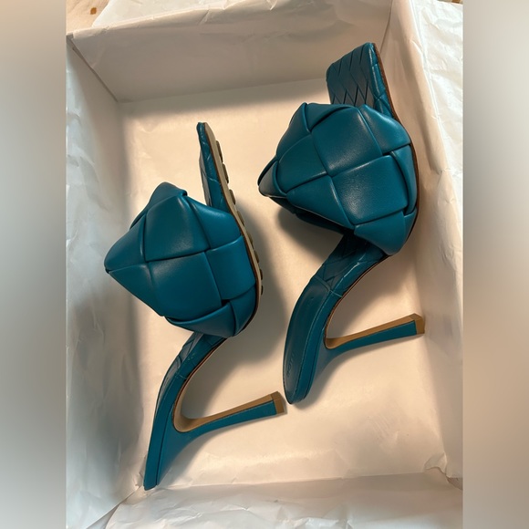 ❌SOLD❌Bottega Veneta Maxi Tabolare Lido Sandal, acid turquoise color, size36 - Picture 4 of 8